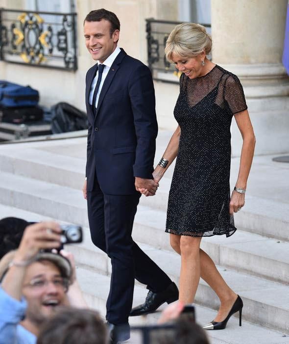 65岁法国第一夫人:紧身皮裤尽显细长双腿，相比同龄人真的太性感