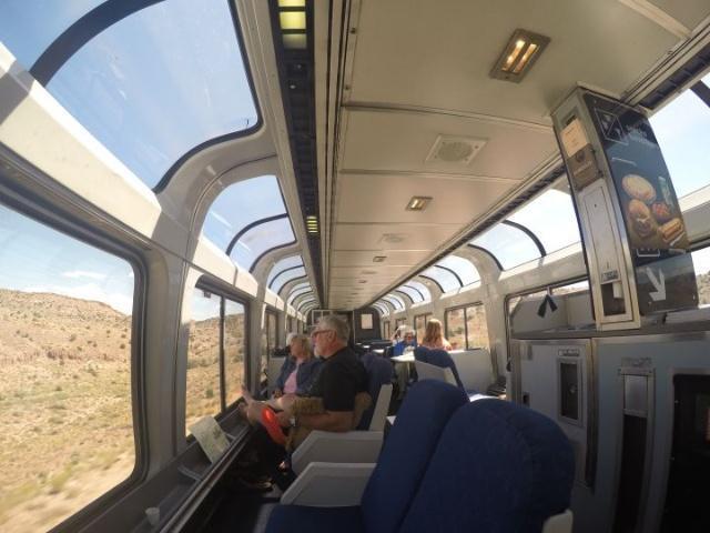 看看中国高铁车厢, 对比美国火车车厢, 怪不得他们的火车票这么贵