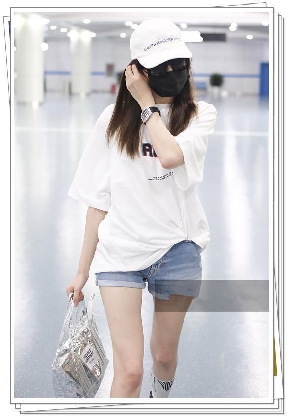 张天爱的衣品我不懂!穿短裤秀腿却又套高筒袜,网友:丑出新高度