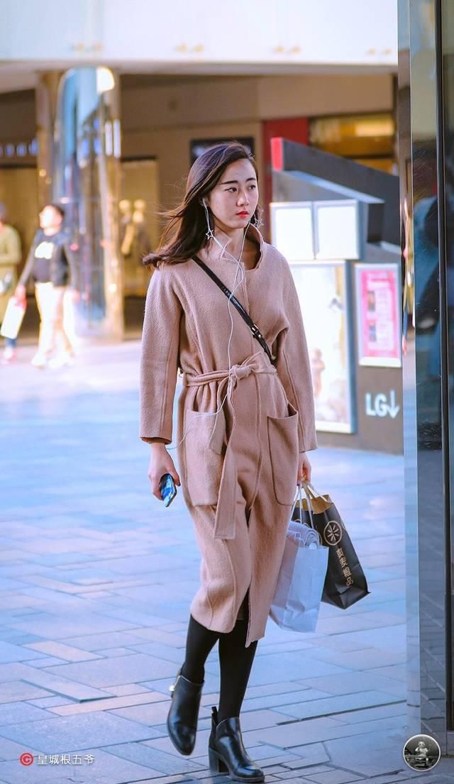  [美女]时尚街拍：普普通通的穿衣搭配方法，时尚潮流美女一直可以一般的衣服裤子搭出不同寻常