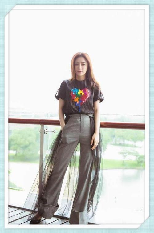 秦岚也会衣品成谜？西装裤上挂薄纱，网友：放个屁不就吹起来了？