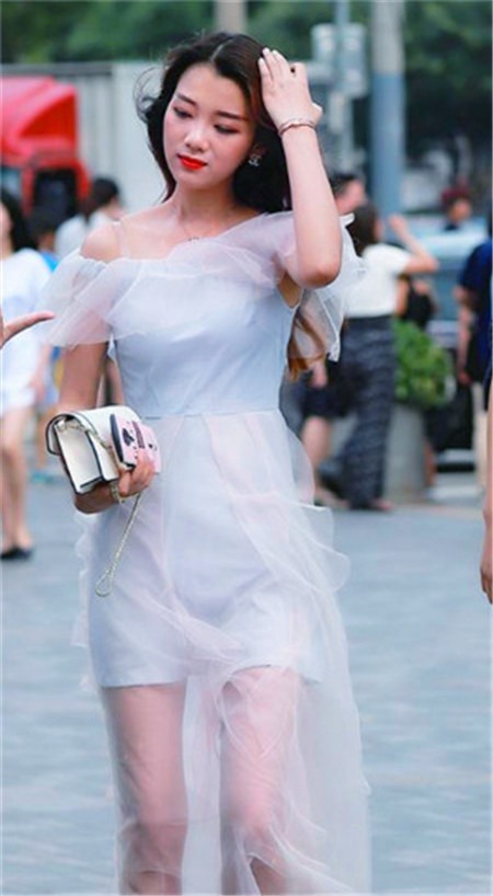  尽显|街拍：惠质兰心的小美女，一身潮流时尚的穿搭，尽显优雅的女神范