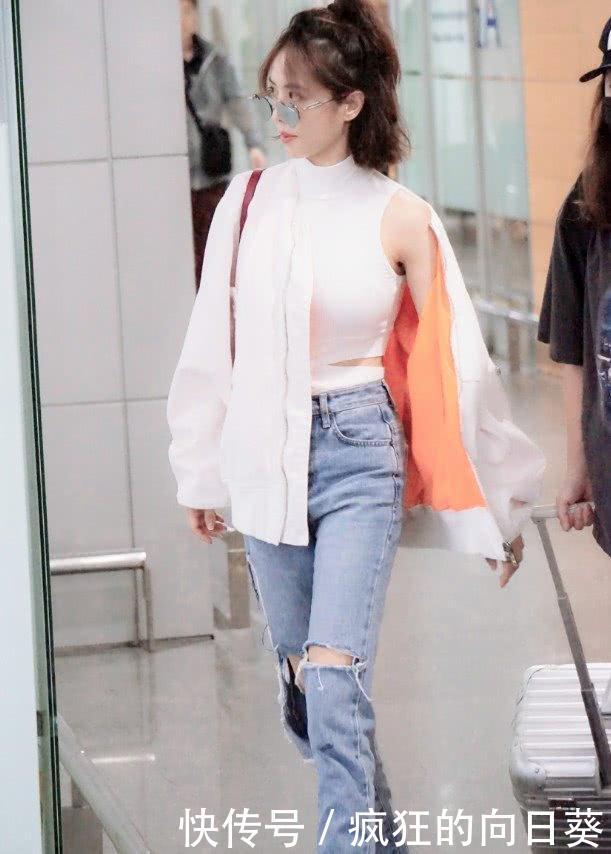 蔡依林身穿牛仔裤不仅挖了一个洞还剪了一刀，这也太会秀了吧！