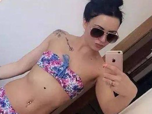 年轻女子发朋友圈晒美照，朋友看到后叫她去医院，真相让人傻了眼