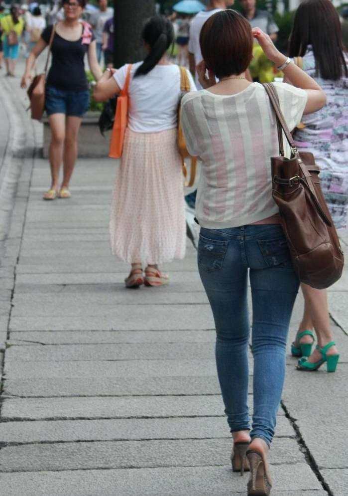 紧身背心能很好的凸显身材 配上牛仔裤就会更加迷人了