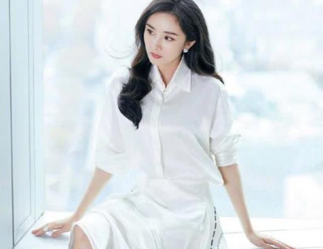  「实则」最近火了一种裙子：衬衫裙，看似普通，实则很高级，明星都在穿！