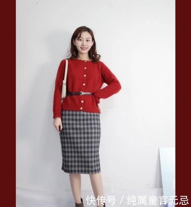  [采用]毛衣配小脚裤已“失宠”！品味女人选择搭配半身裙，时髦优雅显瘦