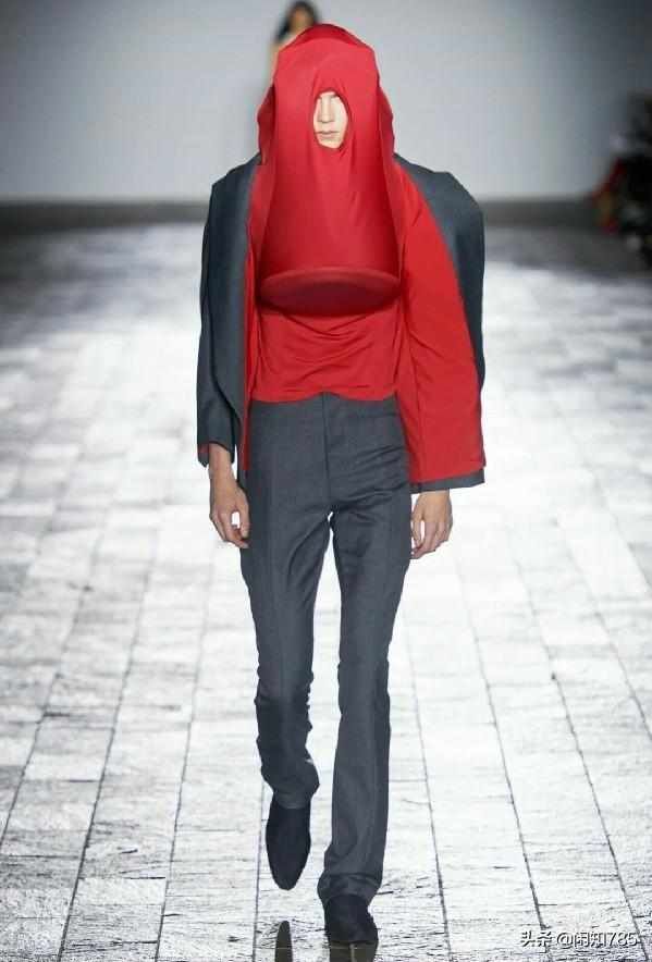 『服饰』时装秀上服饰太奇葩?为何有些设计不切实际,其实这只是一种手段