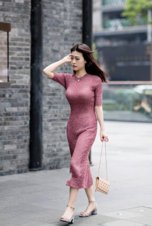 街拍：恬静优雅的热裤小姐姐展现靓丽紧致好身姿，婉约又别致！