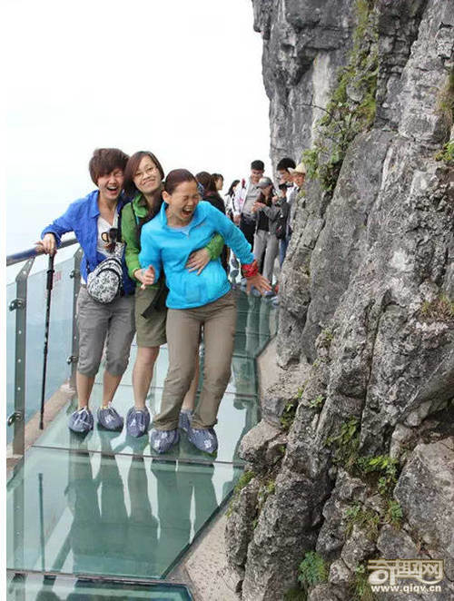 世上最长全透明玻璃桥开放!美女吓尿说：谁背我过去，就嫁给他！