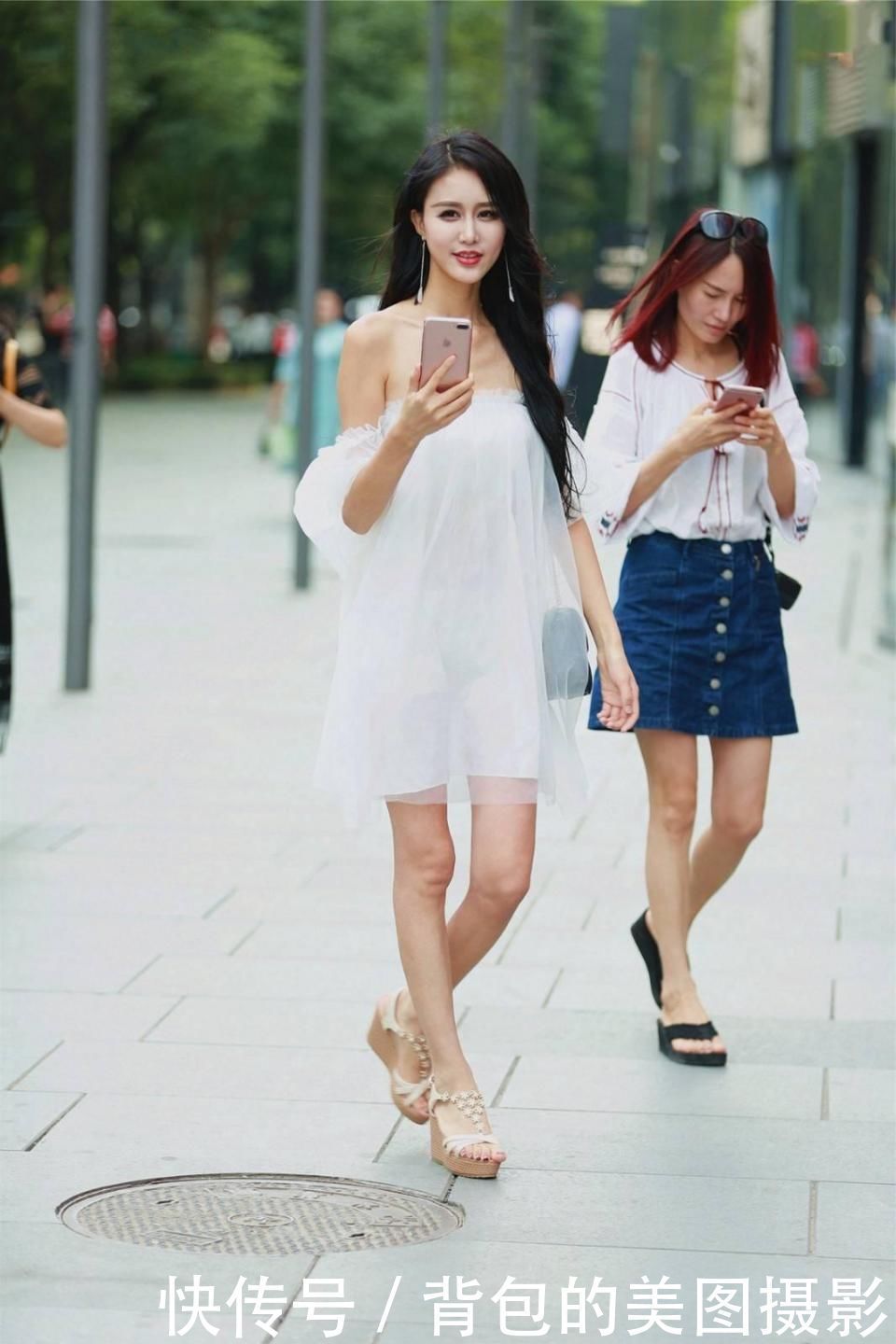 路人街拍,时尚的露肩装显得格外精致迷人,甜美优雅仙气十足