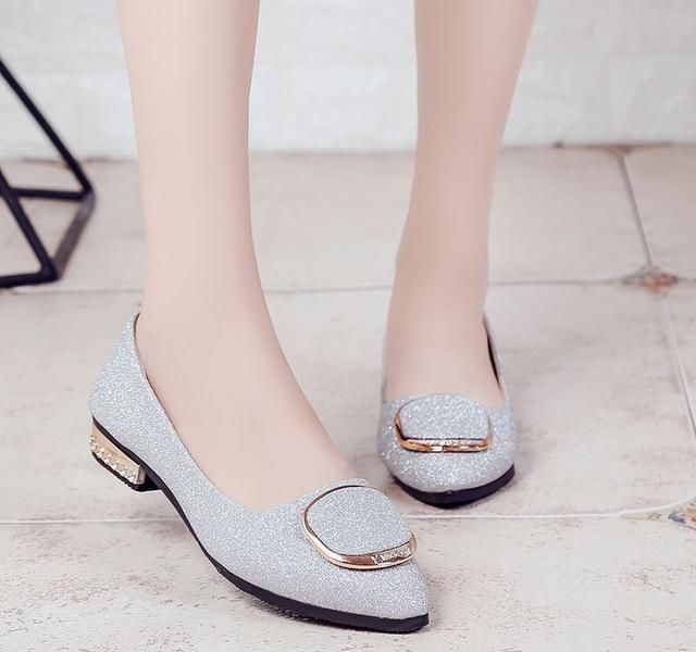 最近火到不行的单鞋，也难怪确实是好看，穿上端庄典雅十分迷人