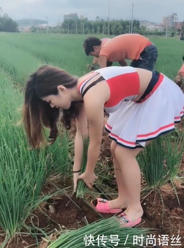 田地里的网红小姐姐, 穿搭时尚养眼, 显得与众不同