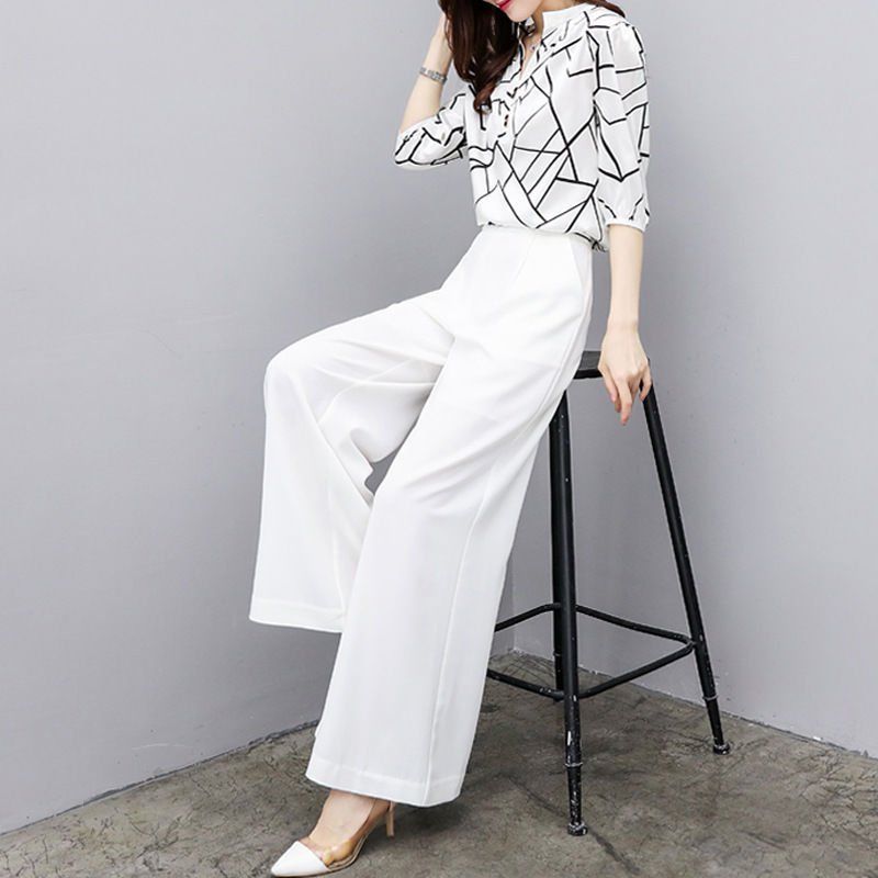 国庆游玩，女人别再裙子配高跟鞋，瞧这样的套装，一款比一款美嫩