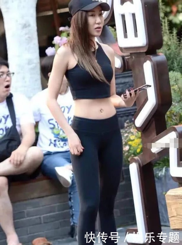 黑色的打底裤搭配黑色的运动短袖,把腰部完全的暴露在空气之中,