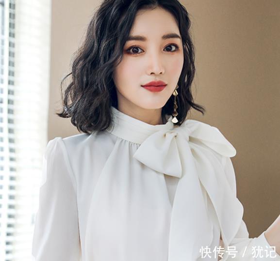 【艾尚臣职业】街拍,才发现人都穿这衬衫,迷人又洋气,妥妥少女感又不失女人味