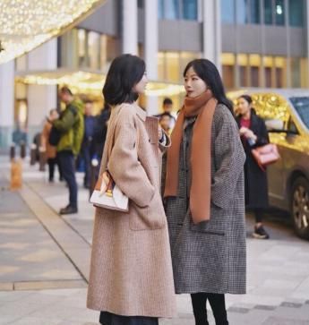  领针织衫：40岁女人穿衣想要得体又优雅,应该讲究的5个穿衣小技巧