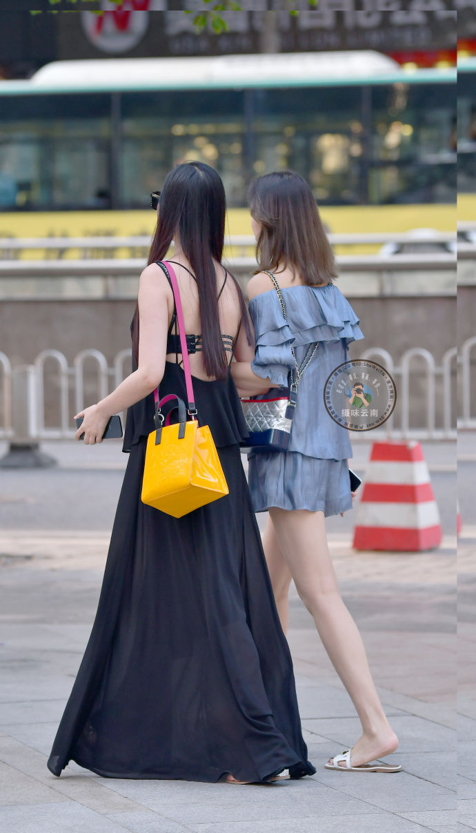 街拍：几位裙装小姐姐，时尚靓丽的穿搭，看上去满满的女人味！