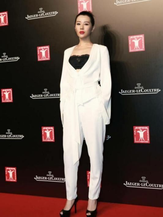 性感的余男又开始作妖了，睡衣开怀露内衣，这是穿了还是没穿呀?