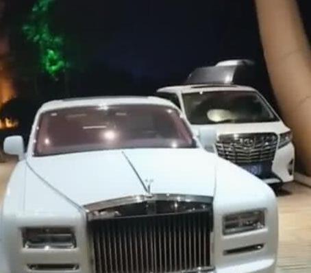 张馨予工作人员辟谣：“何捷接亲照”是假的，劳斯莱斯也是假的