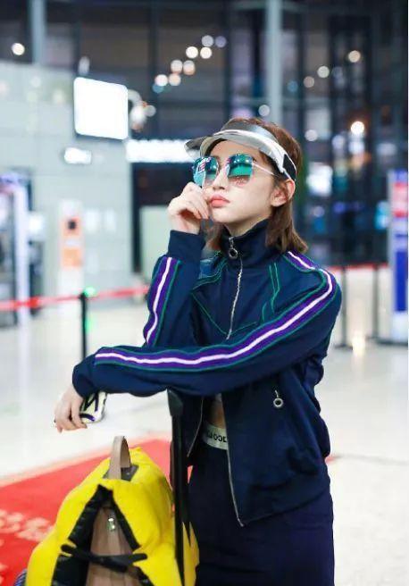 景甜穿运动包臀裙露出半截安全裤，这时尚真的有点难懂！