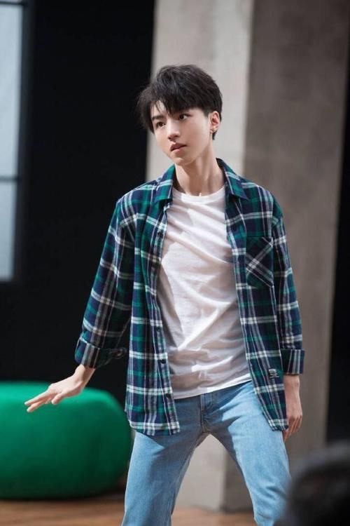  发愁@男生们还在为穿搭发愁？格纹元素穿搭，让你一秒变帅气boy