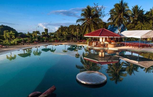 在帕劳的酒店贪睡，看星星喝椰子，看看海豚看看信天翁