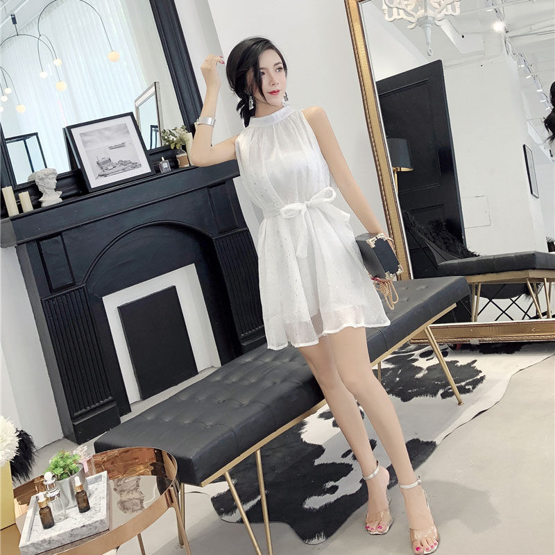 泳衣扔了吧!学学海边小姐姐穿“亮丝裙”，轻松迷倒一大片