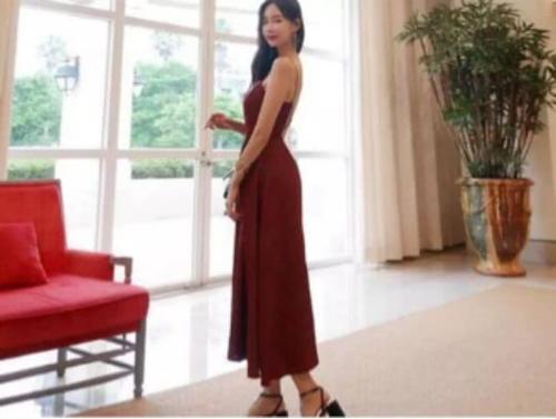 穿上这件红色紧身吊带裙，你就是街上最亮眼的存在！