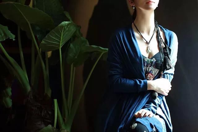 为什么你的翡翠饰品戴在身上就不如她好看？！