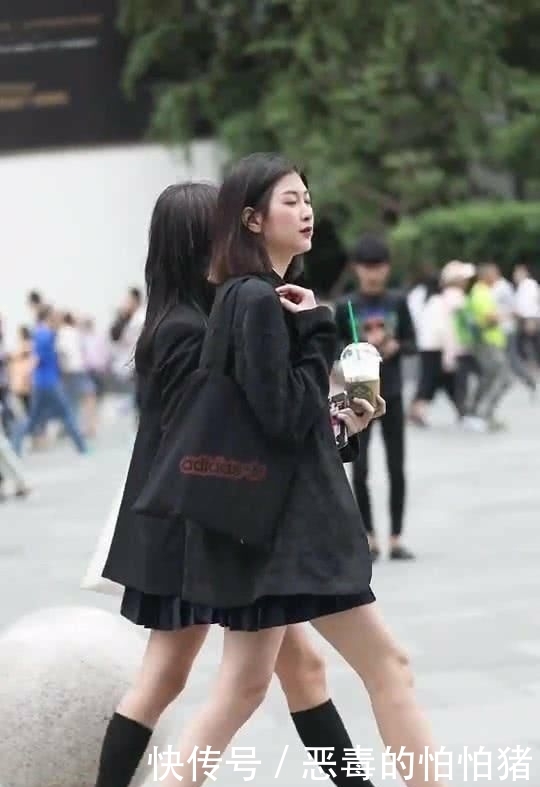韵味@搭配白色A字裙,回头率百分百,街拍:女孩的上衣设计十分有韵味