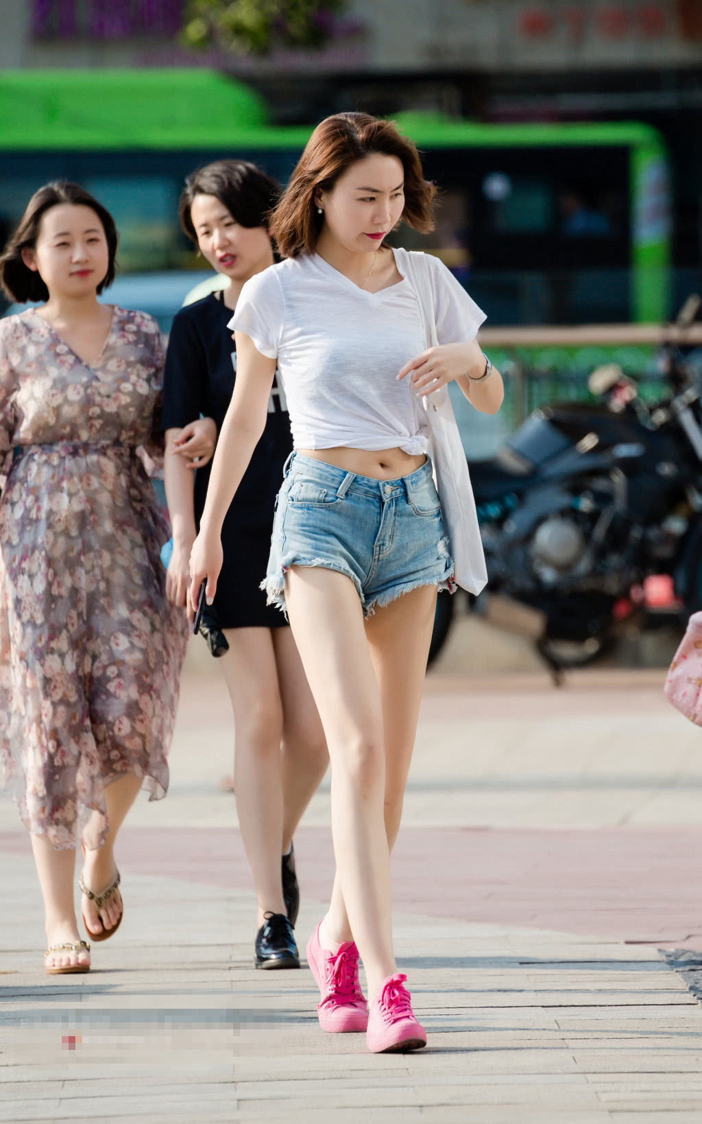 小姐姐勾勒紧致浑圆翘臀轮廓，这个夏季一条牛仔热裤就够了