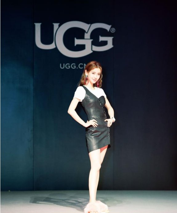 杨颖穿露肩连衣裙，还硬塞一件白T在里面，网友:黄晓明管得真严