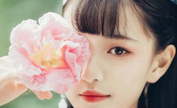  女生：身体乳要怎么涂才能让肌肤细嫩白净？精致女生看过来