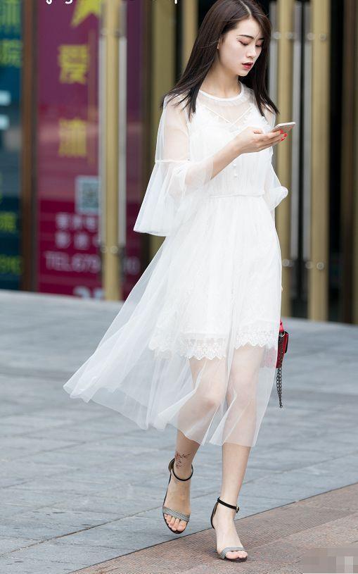 路人街拍，小姐姐身穿白色短袖，非常好看简约，凸显女人魅力格调