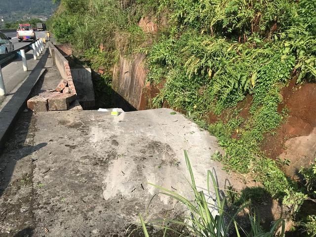  [毫发无损]太惊险！小车“飞”下5米深沟，司机毫发无损