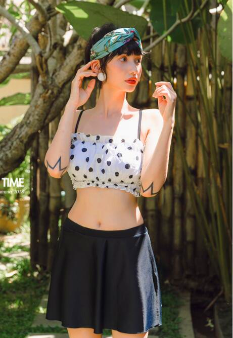 身材极佳的泳衣美女，勾勒出婀娜身材，尽显女神的潮流感