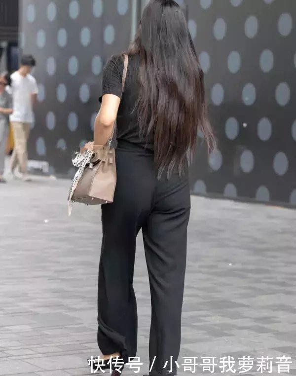 微胖熟女黑色紧身装穿出了完美身材，走起路来都是成熟女人味儿