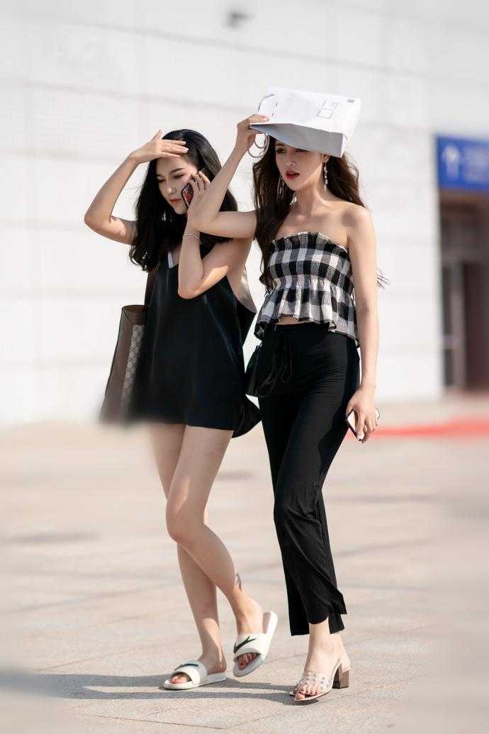 重庆街拍: 单身就穿着淑女点, 陪闺蜜一起去逛街