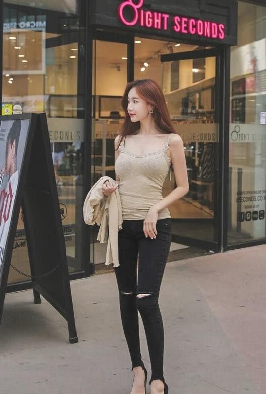 街拍:图五“清新”搭配，时尚又迷人，展现高雅大方!