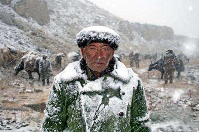 中国此民族是蓝眼睛高鼻梁，讲的是外语，坚守中国边境不被入侵