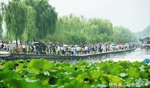 中秋佳节成为旅游节 杭州西湖断桥已成“人桥”