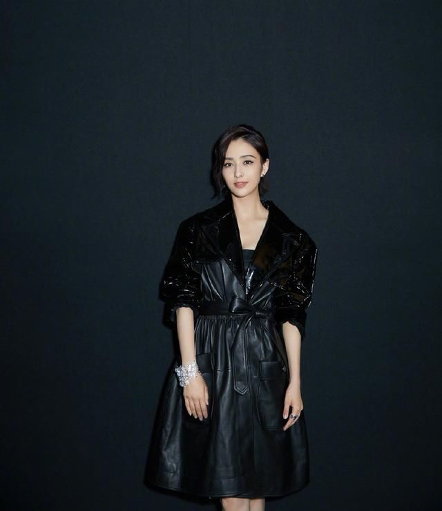 佟丽娅只是换了一款发型，气场十足，网友：这发型一般人驾驭不了