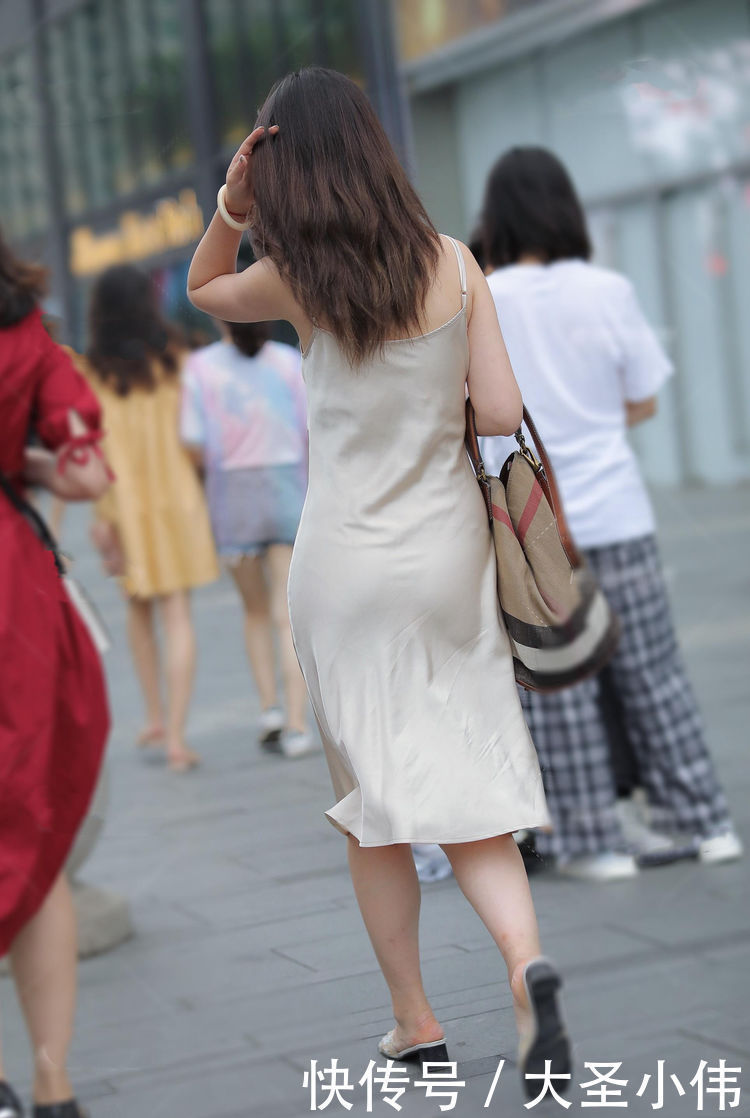 美女|美女街拍:老婆天生怕热,穿绸缎“睡衣”出门,俺的心变成零下20度
