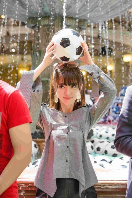 阿兰清新鬼马街拍 世界杯和冰激淋更配