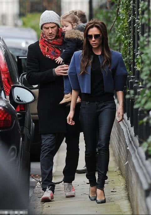 贝嫂穿礼服裙全靠勒来固定，网友：这样穿的不勒吗？难道不胸闷？