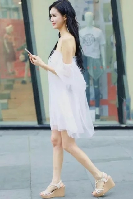 柔美|街拍:笑容甜美的短发美女,脚踩高跟凉鞋,柔美身姿让人羡慕不已