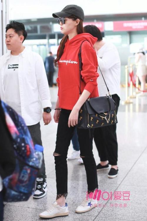 唐嫣今日北京飞巴黎 是机场上最醒目的一颗红糖！