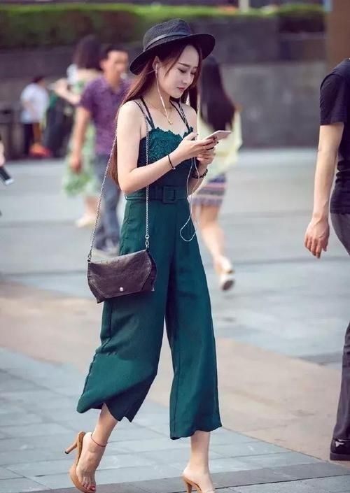  『搭配着一』街拍：小姐姐一件米白色的吊带，看上去清新又靓丽