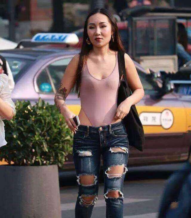 街拍: 小姐姐这么穿不怕被别人看见吗?